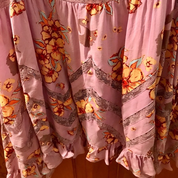 Flowy tank top with floral pattern. - Picture 2 of 4